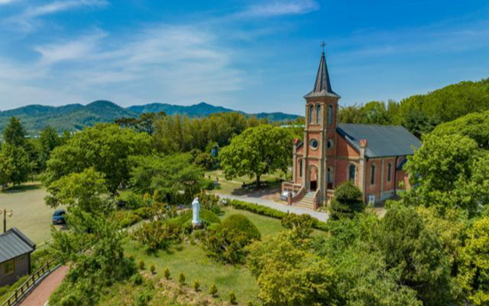 The church from IU’s wedding scene in ‘When Life Gives You Tangerines’ draws growing crowds