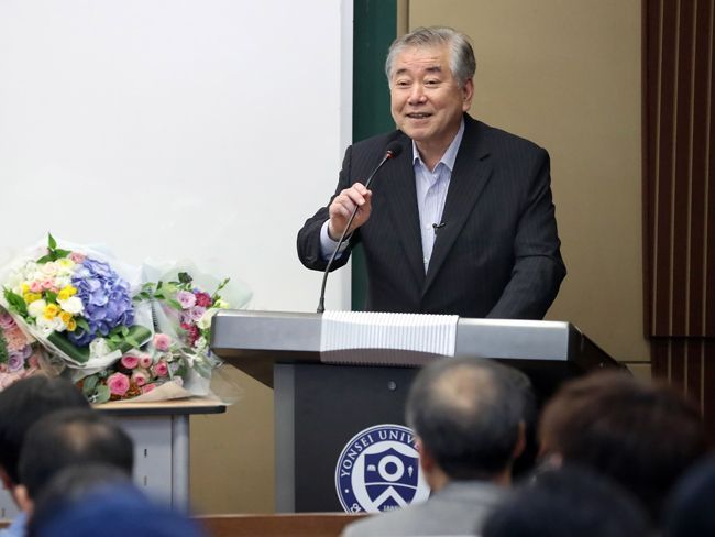 Renowned political science professor Moon Chung-in delivers last ...