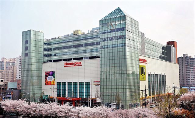 Home plus workers discontent with no bonus - The Korea Times