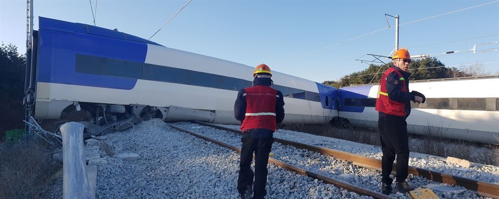 KTX train derails in Gangneung, injuring 14 [PHOTOS] - The Korea Times