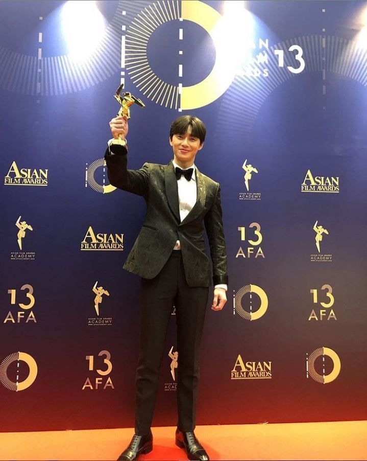 Park Seo-joon shows off Rising Star Award - The Korea Times