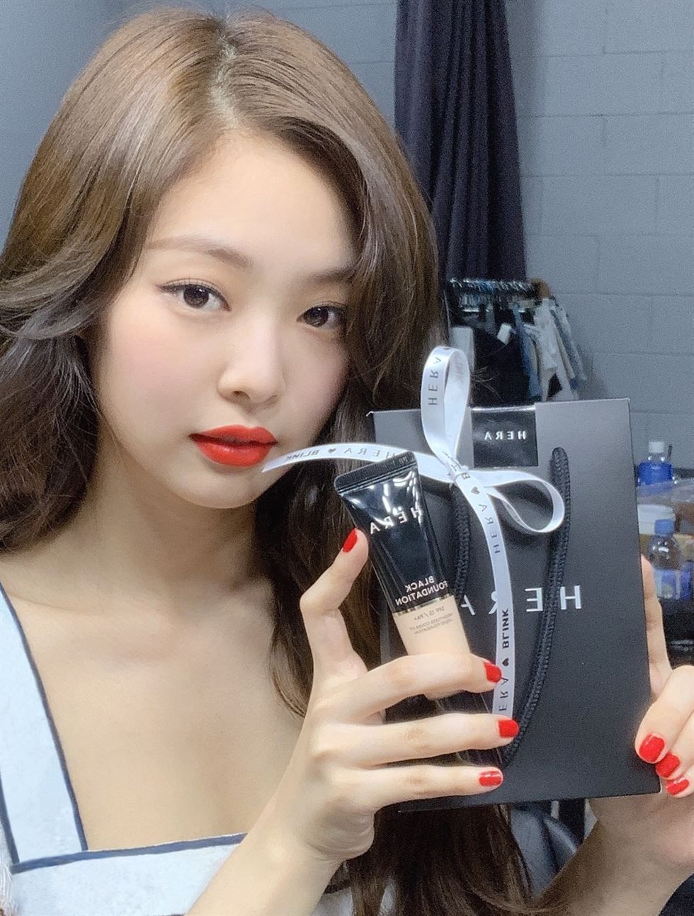 BLACKPINK star's 'black gifts' excite 400 fans - The Korea Times