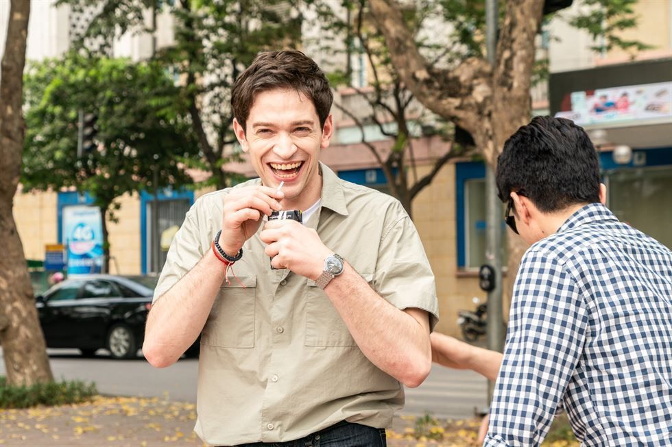 다니엘 린데만 야외 인터뷰 중 웃는 모습