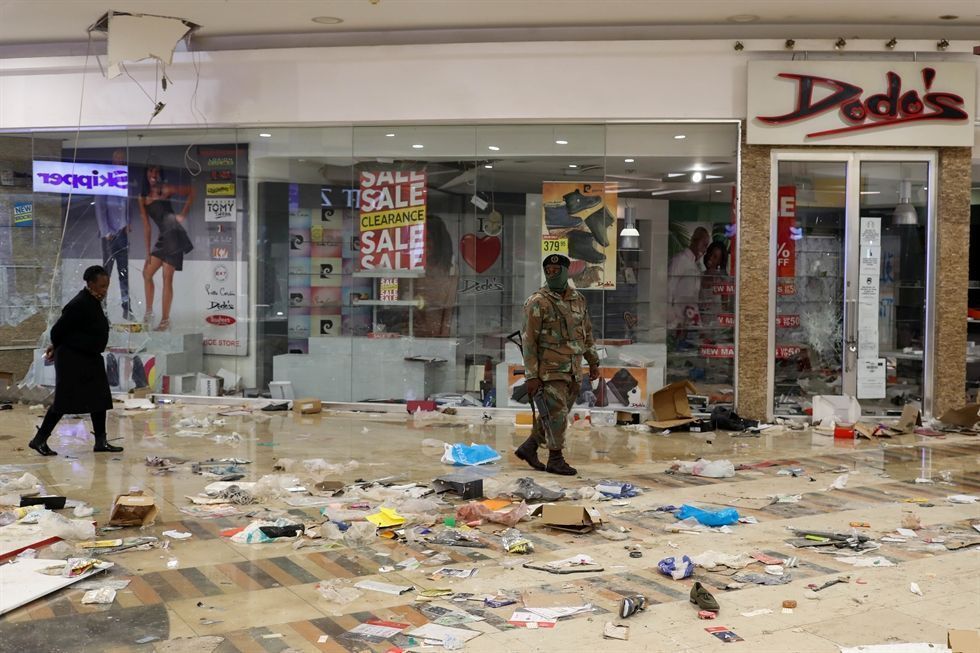 South African looters raid warehouses as riots intensify - The Korea Times