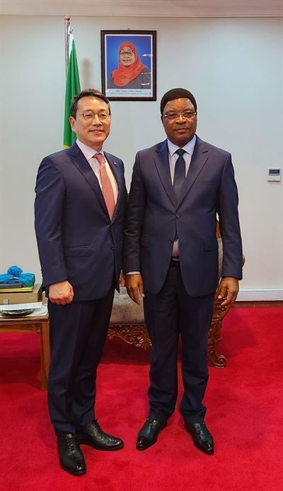 LG Electronics Goes All Out To Promote Busan s Expo Bid To Africa