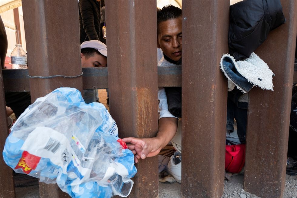 Migrants rush across US border in final hours before Title 42 expires ...