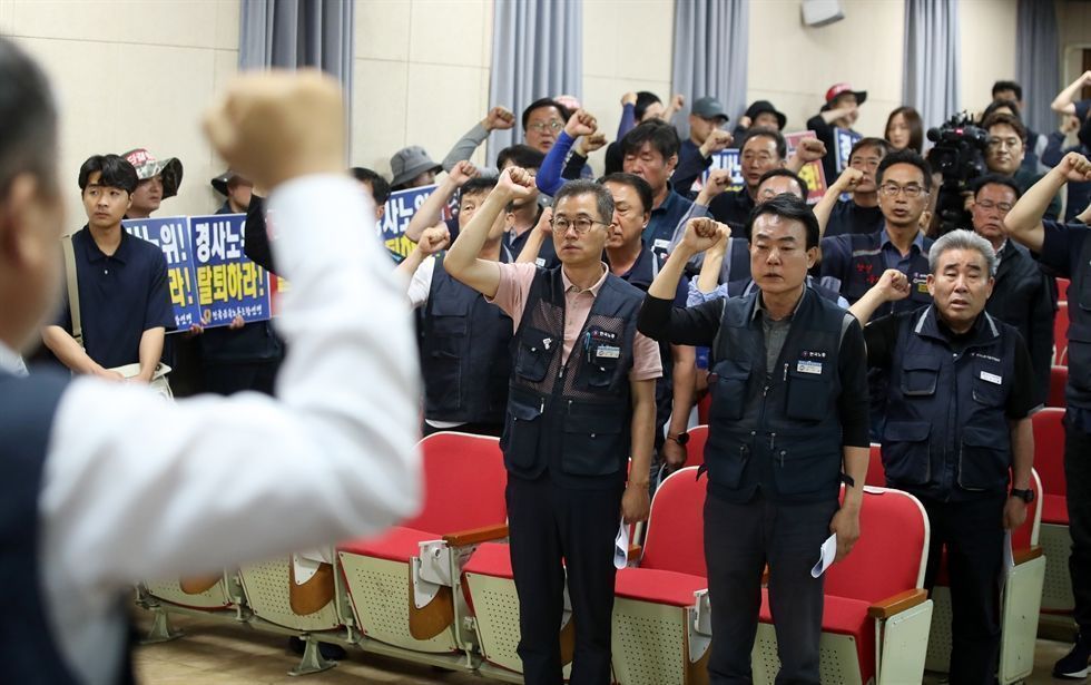 Umbrella union boycotts negotiating body to protest labor crackdown - Vimarsana News