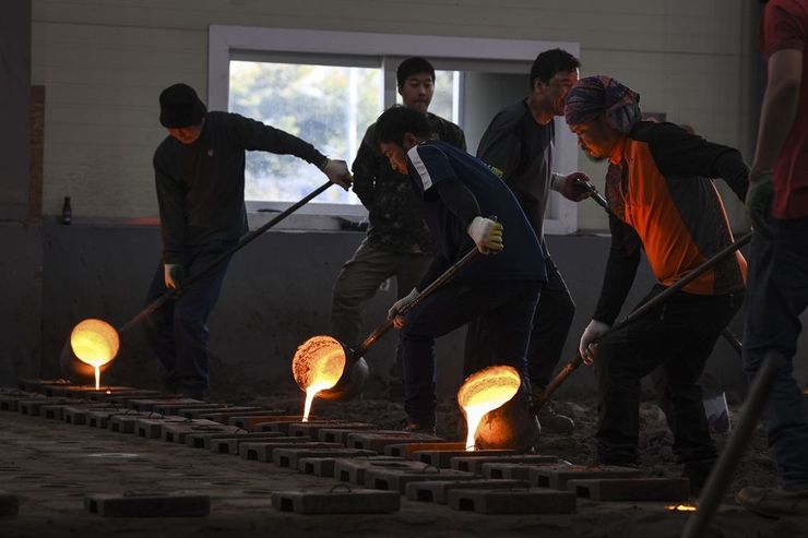 Foreign workers pour molten metal into molds at a foundry in Paju, Gyeonggi province, in this 2021 file photo. Korea Times photo by Lee Han-ho