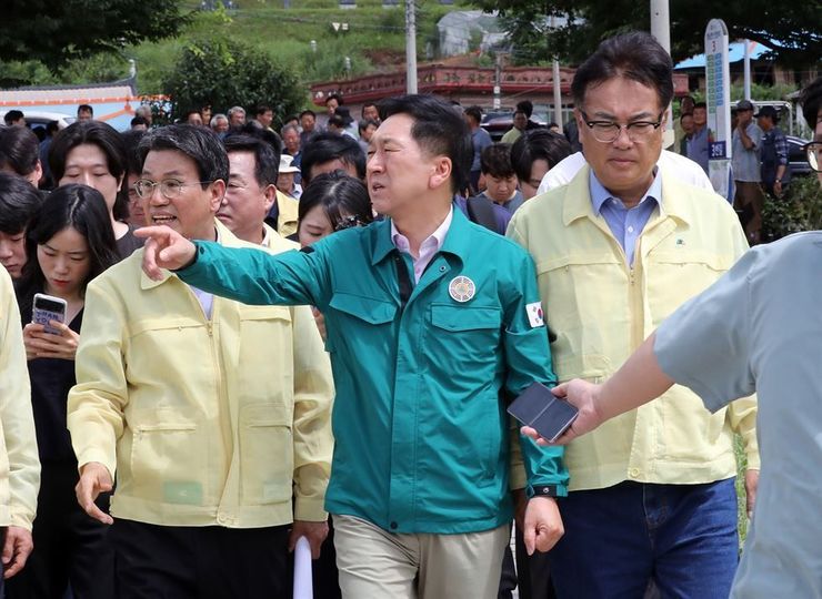 Rival parties pledge bipartisan support for disaster relief efforts ...