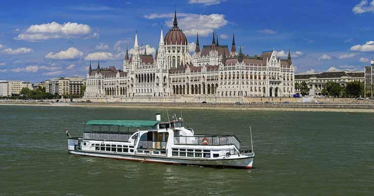 Boat 'rear-ended' by bigger sightseeing boat: travel agency [VIDEO ...