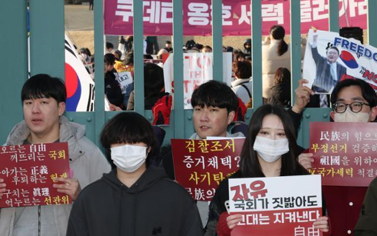 Young voters turning away from Yoon Suk Yeol, but torn over backing Lee Jae-myung
