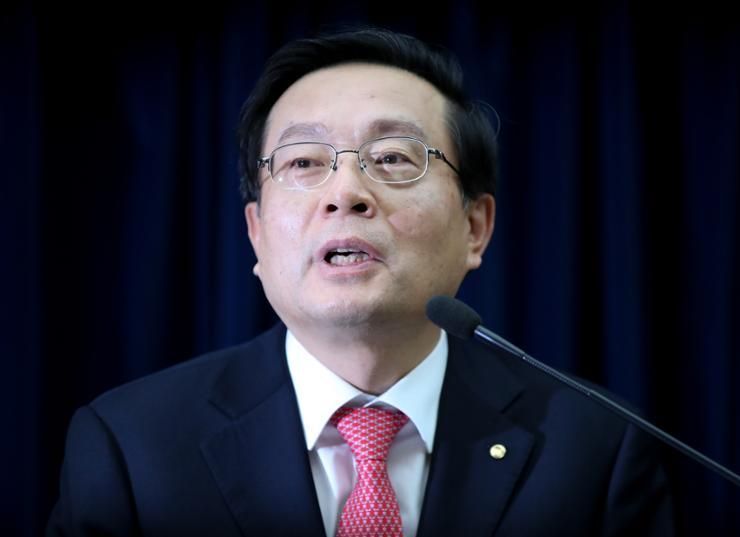 Ex-Woori chairman indicted over improper loans taken out by relatives