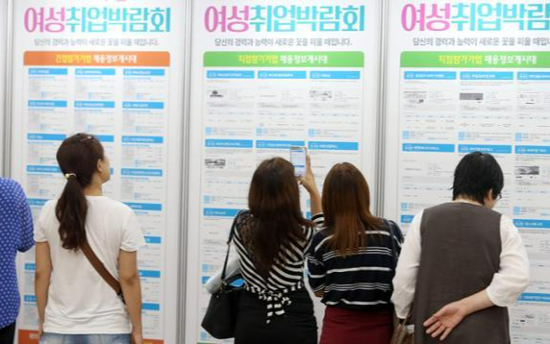 7 in 10 women cite child-rearing, pregnancy as reasons for career break: data