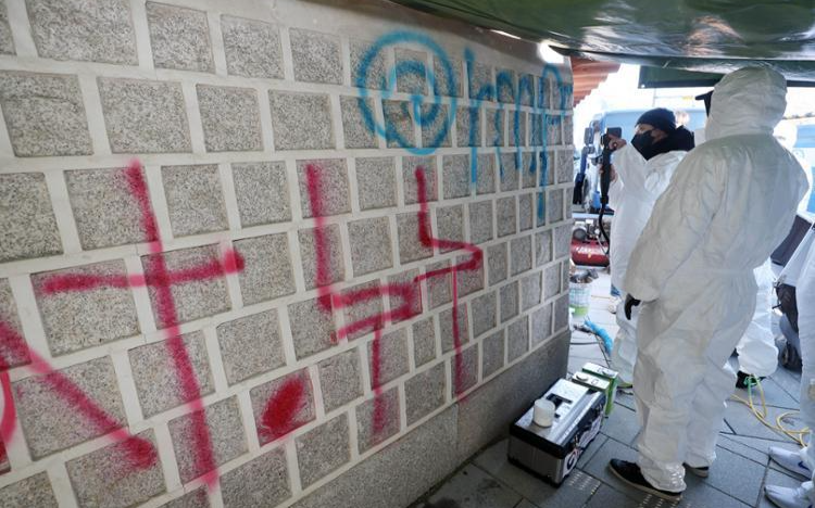 2 teens arrested for palace graffiti in Seoul - Vimarsana News