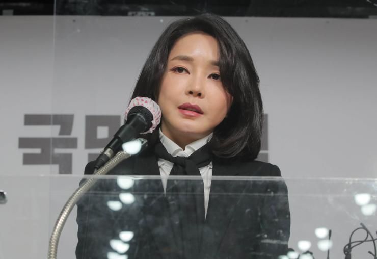 [POLL] 73% of Koreans support special counsel probe into first lady's scandals