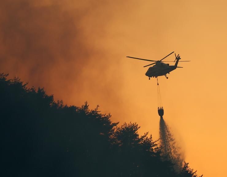 Helicopters intensively deployed to fight wildfires in Sancheong, Hadong