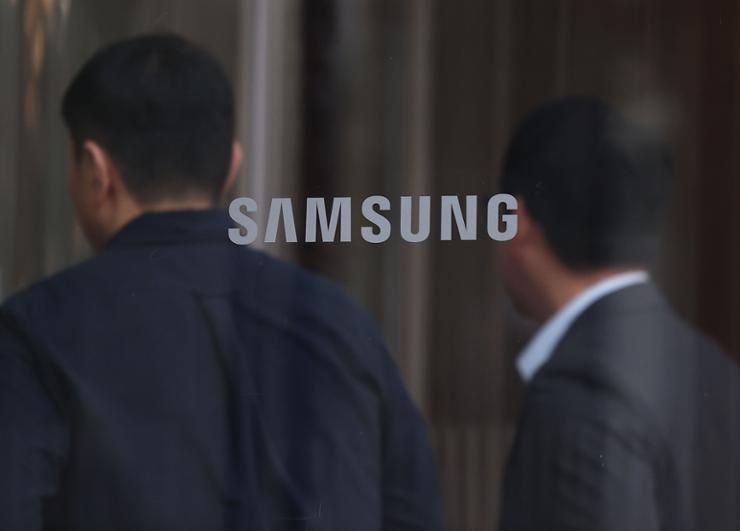 Trump risk weighs on struggling Samsung Electronics