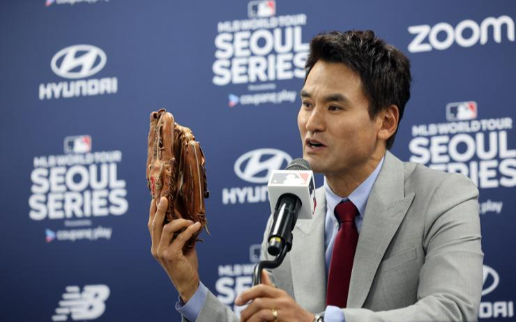 2★野球★MLB★chan ho park★prostars★フィギュア Ex-MLB star Park Chan-ho brings old glove for ceremonial pitch