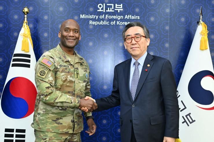 FM Cho discusses alliance, North Korea with new USFK commander