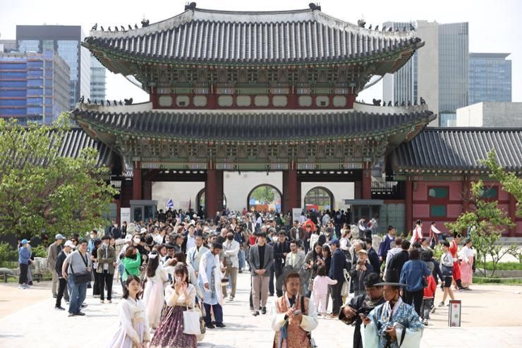 歴史が「hallyu」と出会うソウルの王室の宮殿に何百万人もの群れ