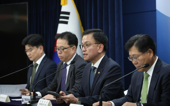 Korea hit by foreign sell-offs of treasury bonds amid martial law fiasco