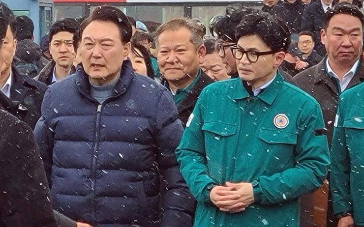Yoon, PPP chief meet at market fire site after clash over first lady, election nominations - Vimarsana News