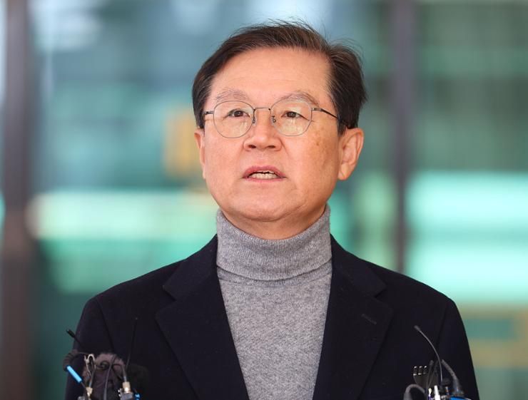 Yoon seeks probe into CIO chief, police officers over attempt to execute warrant for his detention