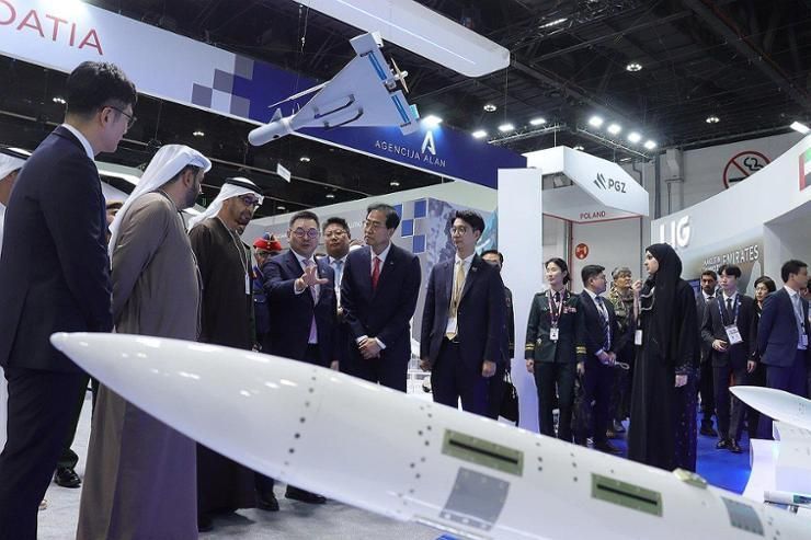 LIG Nex1 showcases L-SAM system to UAE president at IDEX 2025