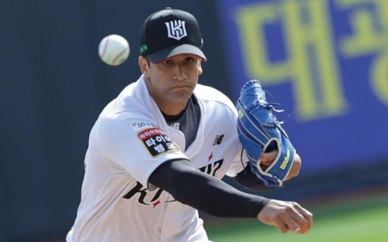 KT Wiz re-sign pitcher Cuevas for 7th season
