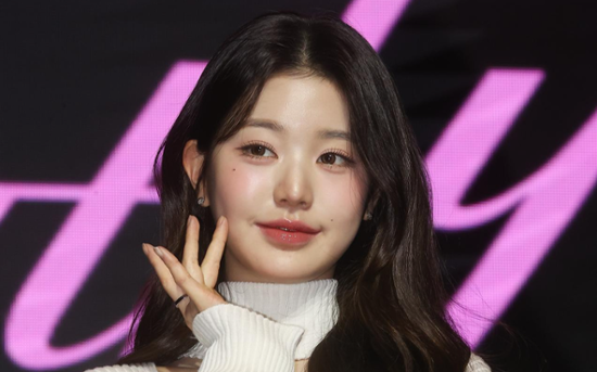 IVE's Jang Won-young named Woori Bank model, to compete with Hana Bank's An Yu-jin