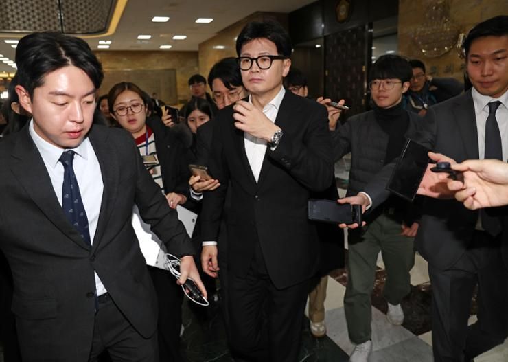 [BREAKING] Ruling party decides to oppose Yoon impeachment motion, but not to boycott vote