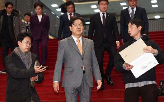 Ruling party's division deepens over Yoon's impeachment, party membership