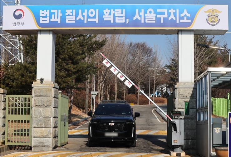 Presidential aides meet Yoon at detention center