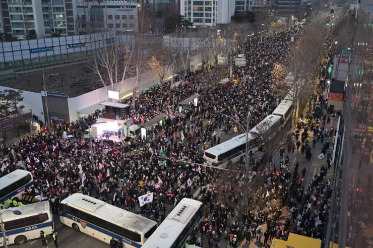 Up to 44,000 rally in support of Yoon outside court