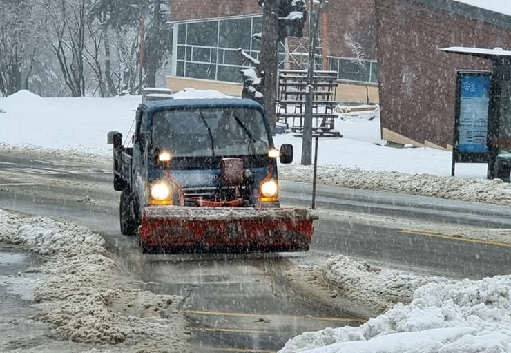 Heavy snow pounds Youth Olympics venue in Gangwon; emergency state declared - Vimarsana News