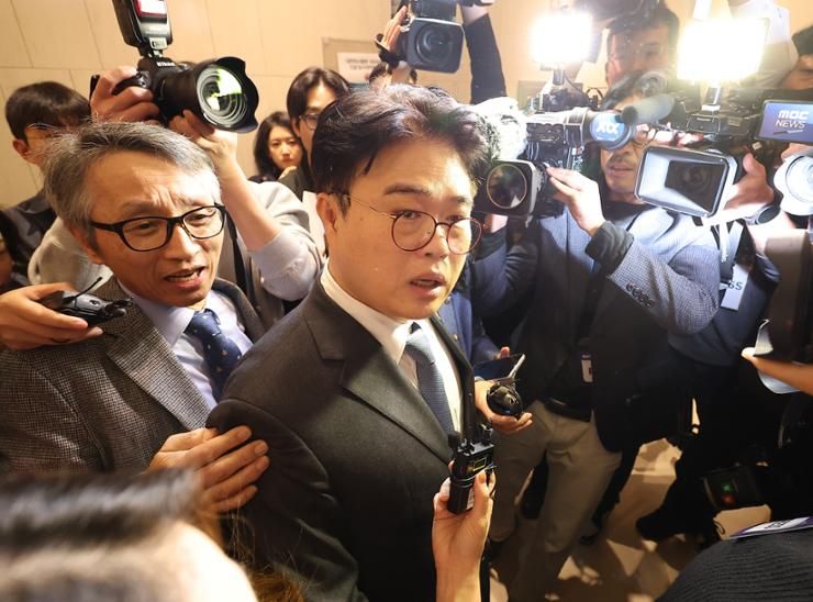 Major doctors' group votes to impeach embattled chief amid prolonged walkout