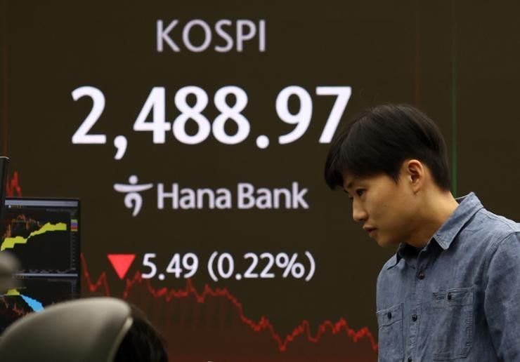 Stock market ends lower as investors are still concerned about political uncertainties