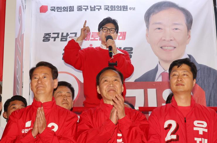 Rival parties in Korea ramp up voter outreach as early voting surges to record high - Vimarsana News
