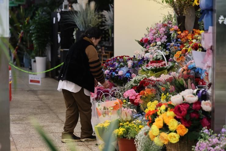 Economic slump fuels demand for cheaper flower bouquets during graduation season