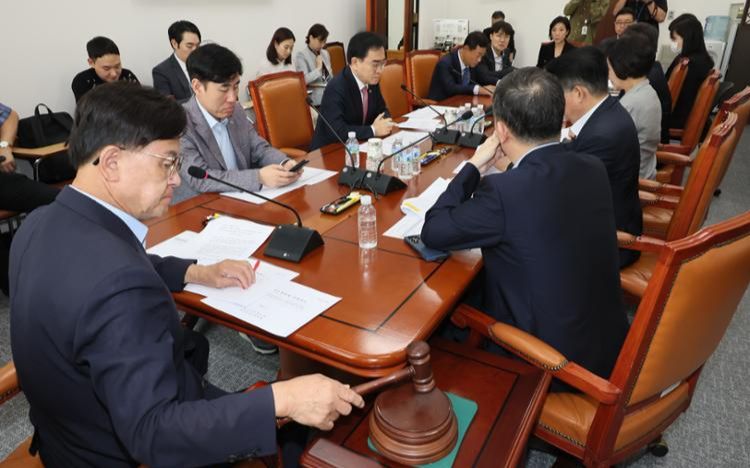 Parliamentary committee passes resolution denouncing Japan's controversial textbooks - Vimarsana News