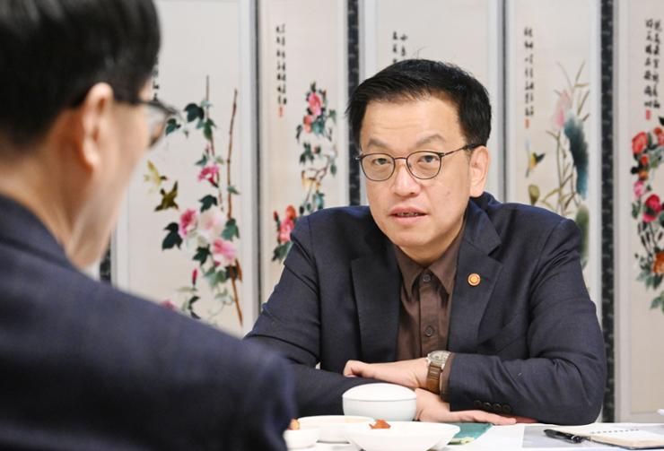 Choi calls for thorough preparation ahead of stock short selling resumption