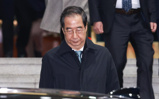 Police send 2nd summons to PM Han in martial law probe