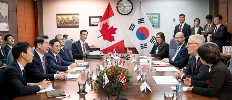 S. Korean, Canadian defense ministers condemn N. Korean troop dispatch to Russia