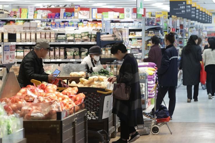 Economic pessimism deepens among consumers, businesses