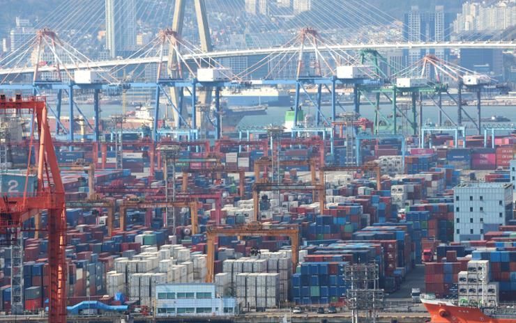 Korea's chance to overtake Japan for 1st time in exports fades away