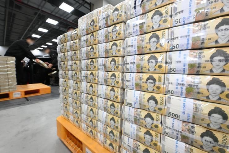 Money supply rises further in November amid market volatility: data
