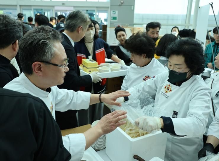 'Culinary Class Wars' chef feeds bereaved families of Jeju Air plane crash victims