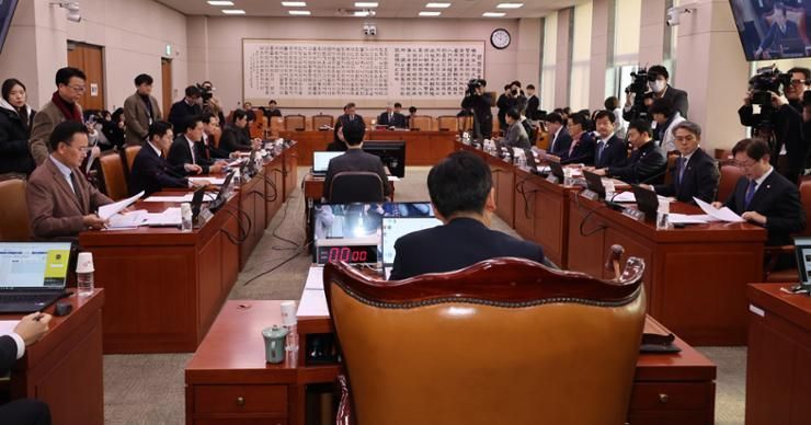 Parliamentary committee passes new special counsel bill against Yoon's martial law bid
