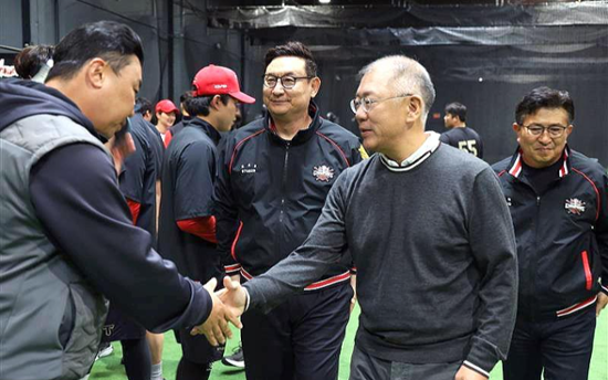 Hyundai Motor Group chief encourages KIA Tigers