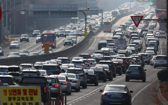 Traffic heavy on highways on final day of extended Lunar New Year holiday